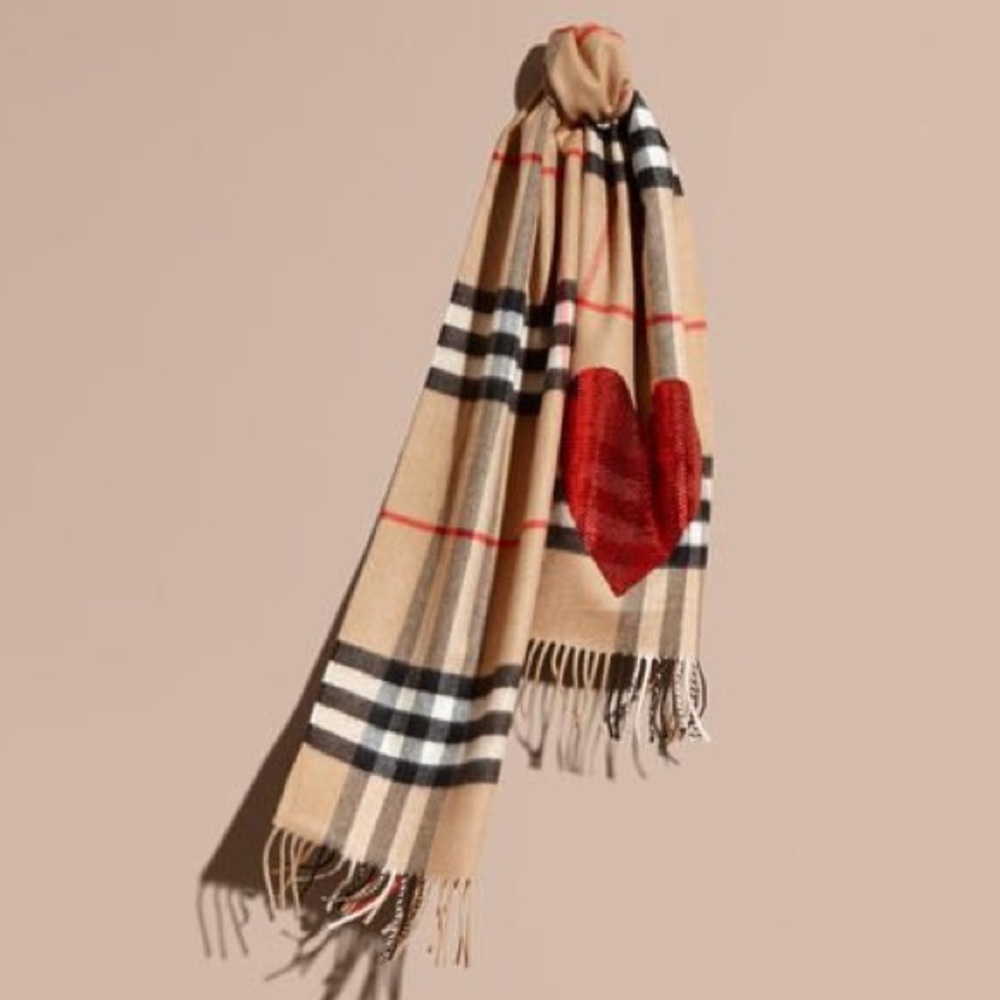 ✨BURBERRY✨Limited Edition Giant Heart Sequin Cashmere Scarf